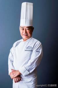 書籍「人生を旅する料理人」を発刊する中村氏（ホテルメトロポリタンエドモント提供）