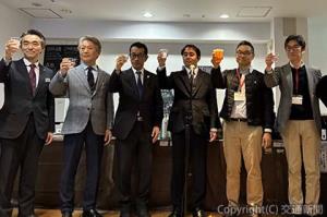 旭川駅構内で北海道産のお酒を楽しむイベント「旭川Ｔａｓｔａｔｉｏｎ」の営業を開始し、前日には同社の関係者らによるセレモニーも開かれた（JR北海道提供）