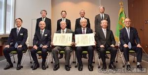 贈呈式に出席した木村副本部長（前列左から２人目）、田浦会長（同右から２人目）ら