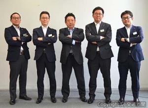 新幹線大規模改修プロジェクトを推進する(右から) 西山秀紀副長、鈴木庸壱マネージャー、塚田堅士リ ーダー、魚地眞道マネージャー、遠田智生チーフ