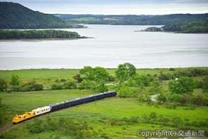 釧網線を行く「ザ・ロイヤルエクスプレス」（東急提供）
