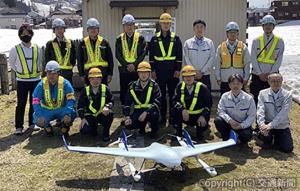 昨年４月に只見線で実証実験を行った明見副長（前列左から２人目）ら（ＪＲ東日本新潟支社提供）