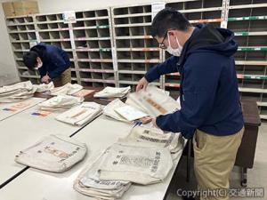 郵便物の仕分け業務を行うオフィスパートナー従業員（ＪＲ四国提供）