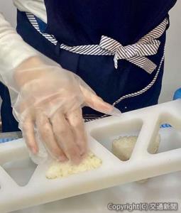 おにぎりは日本式の「握り立て」で提供。「ほんのり屋」のふんわりした食感を楽しめる（ＪＲ東日本クロスステーション提供） 