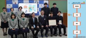 ㊧「ＪＲにちナビ」の在線位置情報イメージ ㊨発表会に出席した吉村一喜宮崎支社長（前列右から３人目）、生徒ら（ＪＲ九州提供）