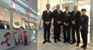 ㊧浦和美園駅構内に開業した新業態カフェ「ペコちゃんｍｉｌｋｙタイム」㊨店舗前で記念撮影する平野社長（中央）、河村社長（右から２人目）ら