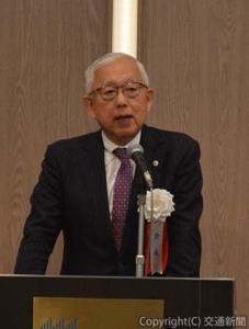 あいさつする井上会長