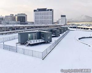 函館駅ホーム（右奥）とＪＲモバイルイン函館（ミサワホーム提供）