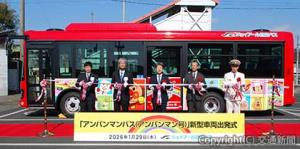 テープカットする矢田社長（左から２人目）、依光市長（中央）ら