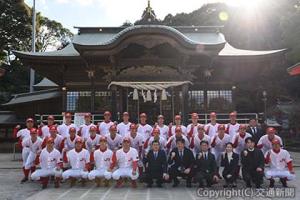 北九州市門司区の戸上神社で今季の必勝祈願を行ったＪＲ九州硬式野球部