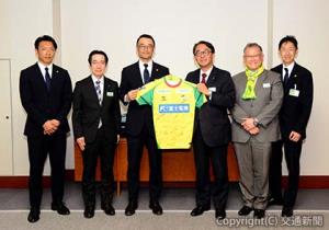 記念撮影する喜㔟社長（右から３人目）、小林監督（同４人目）、島田社長（右端）ら