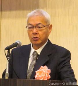 あいさつする鎌田会長（日本鉄道運輸サービス協会提供）