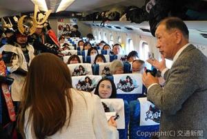 車内で中井教授の話に耳を傾ける参加者