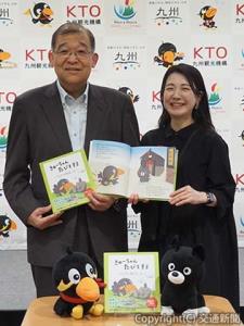 第１弾作品をＰＲする唐池会長（左）とふくださん