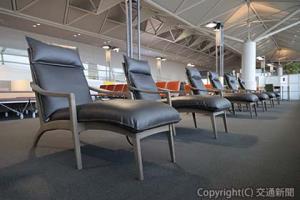 第１ターミナル搭乗待合エリアにリクライニング席24席を新設（中部国際空港提供）