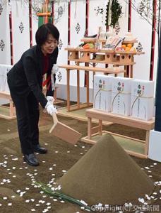 くわ入れを行う中川常務