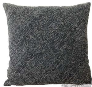 シート布を加工したクッション（ＪＲ東日本東北本部提供）