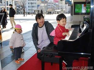 ピアノを鳴らして楽しむ園児