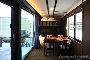 室内は木目調の上品な雰囲気。リビング奥には２段のバンクベッドがあり、室内を広く使える