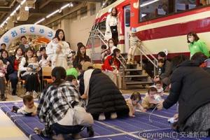 ロマンスカーギャラリーで行われた「ハイハイ＆あんよレース」（小田急電鉄提供）