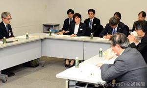 あいさつする中川理事長（中央）