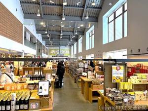シードル、食品から工芸品まで、多彩な商品が並ぶ店内はまるで市場のよう
