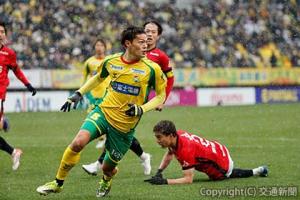 雪が降りしきる中、開幕戦でジェフのイレブンが躍動。写真は今季新加入のＭＦ津久井（８）（ジェフ千葉・浦和戦）ⒸＪＥＦＵＮＩＴＥＤ（ジェフユナイテッド提供）