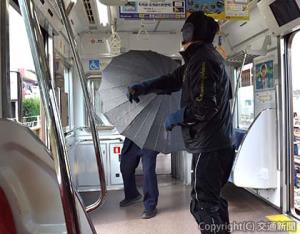 刃物で切れにくい生地の防刃傘を使う運転士