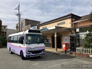 牟岐線牟岐―阿波海南間では徳島バス南部と連携し、今月28日までモーダルミックス実証事業が行われている（牟岐駅前）＝ＪＲ四国提供＝
