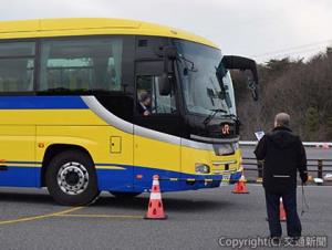 窓から顔を出して状態を確認する様子