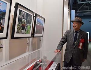 展示作品を見つめる南氏