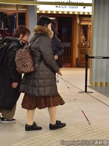 「あしらせ」を靴に装着し、ニュウマン高輪内を移動する実証実験の参加者