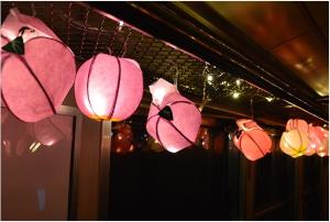 「春のりんごねぷた列車」の車内イメージ（弘南鉄道提供）