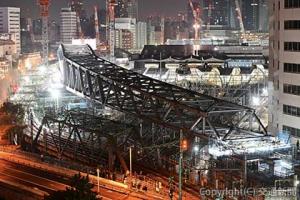 送り出しを終えた「八ツ山跨線々路橋」（京浜急行電鉄提供）