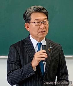 あいさつする犬飼社長