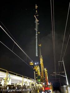 新幹線電柱は、コンクリート製から鋼管柱への建て替えをほぼ１日１本のスピードで進めている（ＪＲ東日本提供）