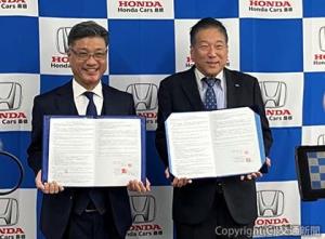  協定を締結した日本旅行の平野喜隆中国広域営業部長（右）とホンダカーズ島根の金津健社長＝ホンダカーズ島根本社＝（日本旅行提供）