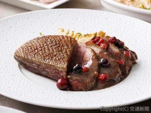 「鴨肉のロースト　ベリーソース」のイメージ（JR北海道ホテルズ提供）