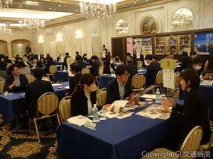 あいさつする石川副理事長