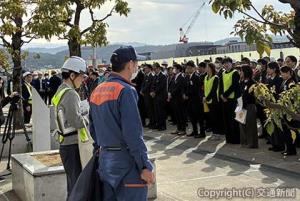 遊歩道への避難を終えた訓練参加者（京都駅ビル開発提供）