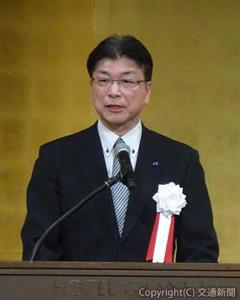 あいさつする岡田部長