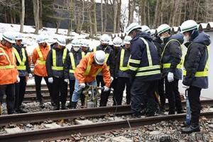 実習線でバラストの突き固め作業を体験する研修生