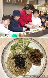 ㊤糸谷氏（中央）の指導の下、盛り付けする児童 ㊦のりと鶏のパスタと鶏の竜田揚げセット（ＪＲ四国提供）