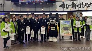 小倉駅在来線改札口付近で行ったサンプリングイベント（熊本DC事務局提供）