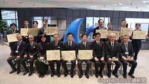 表彰式に出席した受賞箇所、グループ会社の代表ら（ＪＲ西日本提供）