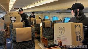 鹿児島中央駅で引っ越し専用号車に荷物を運び入れるスタッフら（ＪＲ九州提供）