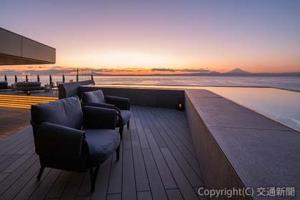 開放感あふれるルーフトップテラス（京急提供）