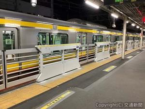 南武線分倍河原駅に設置されているスリットフレームホームドア（ＪＲ東日本提供）