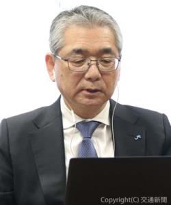 ウェブ会議であいさつする倉坂社長（ＪＲ西日本提供）