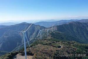 風車８基が設置された「槇川正木ウィンドファーム」＝清水建設提供＝